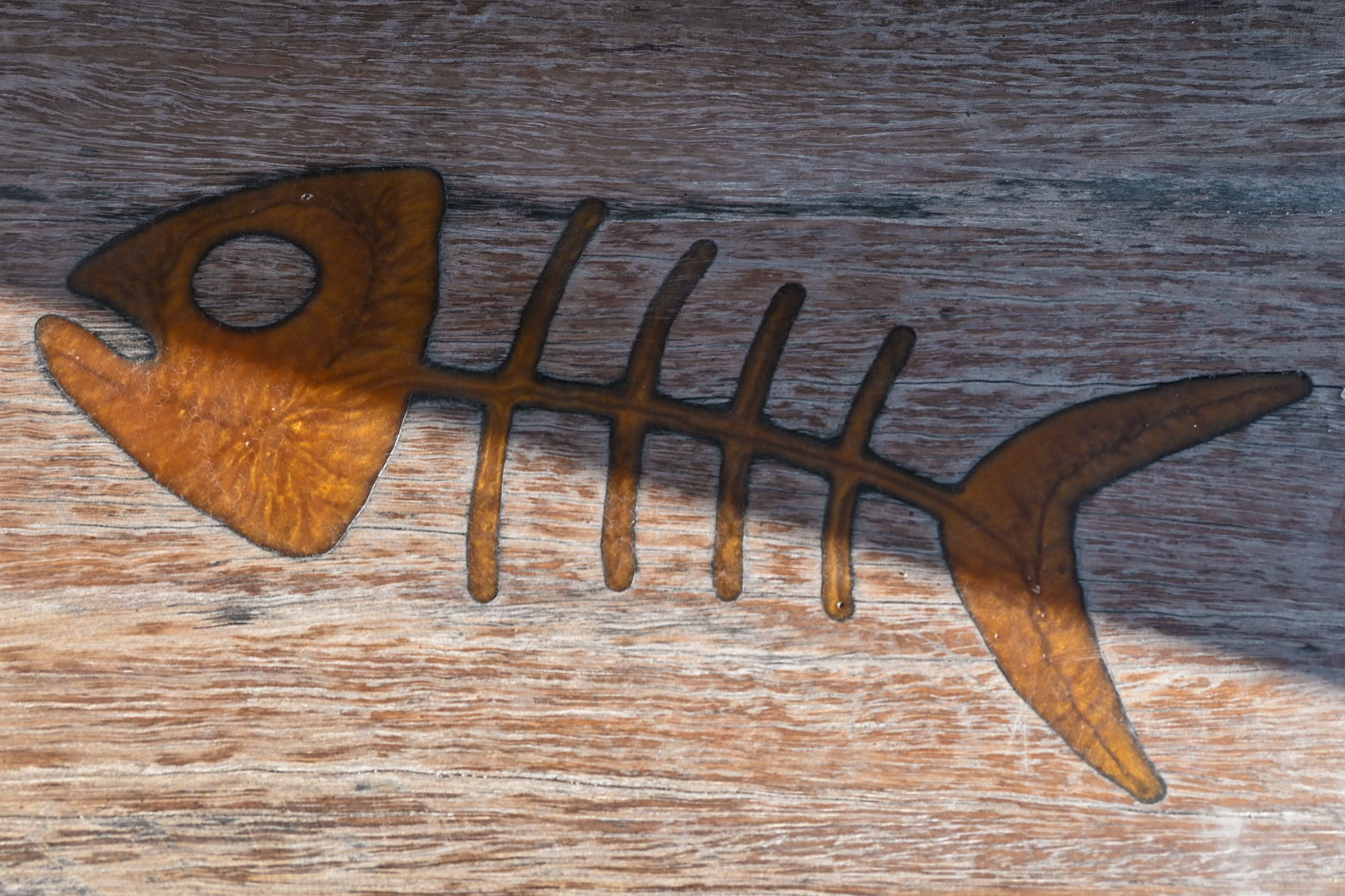 Now correctly describes a resin-cast detail, not metal artwork